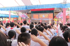 Học sinh Trường THCS Đoàn Kết, tỉnh Lai Châu, làm lễ chào cờ tại Lễ khai giảng năm học mới. (Ảnh: Nguyễn Oanh/TTXVN)