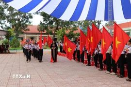 Học sinh lớp 6 trường THCS Võ Thị Sáu (xã Buôn Đôn, tỉnh Đắk Lắk) háo hức chào đón năm học mới. (Ảnh: Nguyên Dung/TTXVN)
