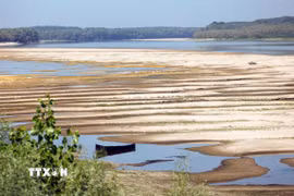 Tại Romania, mực nước sông Danube giảm xuống mức thấp kỷ lục. (Ảnh: THX/TTXVN phát)