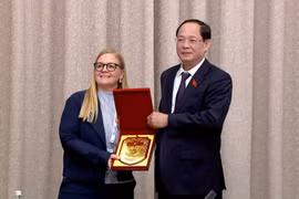 Phó Chủ tịch Quốc hội Trần Quang Phương tặng quà lưu niệm cho Phó Chủ tịch Quốc hội Thụy Điển Julia Kronlid. (Nguồn: Quốc hội)