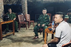 Tổ công tác Đồn Biên phòng Cửa khẩu Cảng Cửa Lò-Bến Thủy thăm hỏi, động viên các ngư dân gặp nạn. (Nguồn: Báo Quân đội Nhân dân)