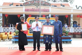 Phó Chủ tịch UBND tỉnh Đồng Nai Nguyễn Sơn Hùng trao quyết định của Bộ Văn hóa, thể thao và du lịch công nhận Di sản Văn hóa Phi vật thể Quốc gia Lễ giỗ Lễ Thành Hầu Nguyễn Hữu Cảnh cho Ban Qúy tế Đền thờ Nguyễn Hữu Cảnh. (Ảnh: Lê Xuân/TTXVN)
