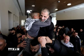 Tù nhân Palestine, được Hamas trả tự do, về tới thành phố Ramallah, Bờ Tây ngày 15/2/2025. (Ảnh: THX/TTXVN)
