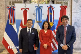 Đại sứ Việt Nam Ngô Minh Nguyệt, Đại sứ Indonesia Sulaiman Syarif và Chủ tịch Phòng thương mại Mercosur-ASEAN (MACC) Rodolfo Caffaro tại Hội thảo. (Ảnh: Diệu Hương/TTXVN)