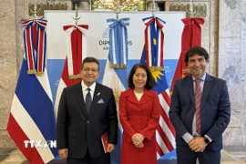 Đại sứ Việt Nam Ngô Minh Nguyệt, Đại sứ Indonesia Sulaiman Syarif và Chủ tịch Phòng thương mại Mercosur-ASEAN (MACC) Rodolfo Caffaro tại Hội thảo. (Ảnh: Diệu Hương/TTXVN)