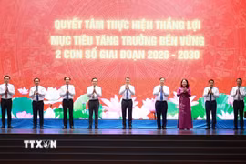Thủ tướng Lê Minh Hưng và các đại biểu phát động phong trào thi đua “Quyết tâm thực hiện thắng lợi mục tiêu tăng trưởng bền vững 2 con số giai đoạn 2026-2030.” (Ảnh: Dương Giang/TTXVN)