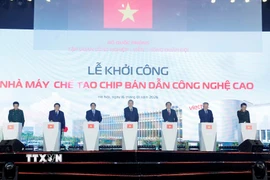 Tổng Bí thư Tô Lâm, Thủ tướng Phạm Minh Chính và các đại biểu phát lệnh khởi công Nhà máy chế tạo Chip bán dẫn công nghệ cao. (Ảnh: Thống Nhất/TTXVN)
