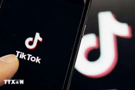 Biểu tượng ứng dụng TikTok trên màn hình điện thoại di động. (Ảnh: Kyodo/TTXVN)