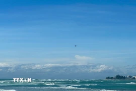 Lực lượng không quân của Bộ Quốc phòng đang tìm kiếm trên biển. (Ảnh: TTXVN phát)