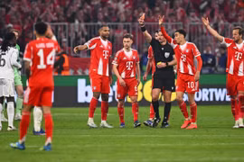 Camavinga lĩnh thẻ đỏ tai hại khiến Real Madrid nhận trái đắng trước Bayern Munich.