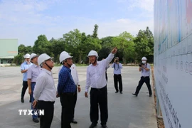 Đoàn Giám sát của Quốc hội khảo sát công trình xử lý chất thải tại Khu liên hợp xử lý chất thải Nam Bình Dương. (Ảnh: Hữu Duyên/TTXVN)