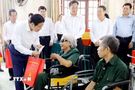 Ông Phan Đình Trạc, Ủy viên Bộ Chính trị, Bí thư Trung ương Đảng, Trưởng Ban Nội chính Trung ương trao quà cho các thương bệnh binh tại Trung tâm Điều dưỡng, chăm sóc người có công tỉnh Hưng Yên. (Ảnh: Thế Duyệt/TTXVN)