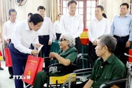 Ông Phan Đình Trạc, Ủy viên Bộ Chính trị, Bí thư Trung ương Đảng, Trưởng Ban Nội chính Trung ương trao quà cho các thương bệnh binh tại Trung tâm Điều dưỡng, chăm sóc người có công tỉnh Hưng Yên. (Ảnh: Thế Duyệt/TTXVN)