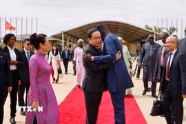 Chủ tịch Quốc hội Senegal El Malick Ndiaye tiễn Chủ tịch Quốc hội Trần Thanh Mẫn và Phu nhân tại Sân bay quốc tế Blaise Diagne, Thủ đô Dakar. (Ảnh: Doãn Tấn/TTXVN)
