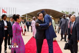 Chủ tịch Quốc hội Senegal El Malick Ndiaye tiễn Chủ tịch Quốc hội Trần Thanh Mẫn và Phu nhân tại Sân bay quốc tế Blaise Diagne, Thủ đô Dakar. (Ảnh: Doãn Tấn/TTXVN)