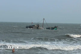 Nghệ An: Cứu sống ba ngư dân chìm tàu ngoài khơi biển Cửa Lò