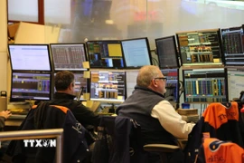 Giao dịch viên tại sàn chứng khoán New York, Mỹ. (Ảnh: THX/TTXVN)