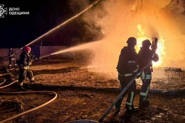 Lính cứu hỏa tại hiện trường vụ tấn công bằng thiết bị bay không người lái của Nga ở khu vực Odesa.