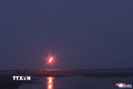 Vụ phóng thử tên lửa hành trình chiến lược tầm xa của Triều Tiên, ngày 28/12/2025. (Ảnh: Yonhap/TTXVN)