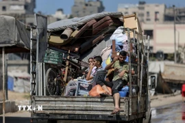 Người dân Palestine rời bỏ nhà cửa tránh xung đột tại Gaza. (Ảnh: THX/TTXVN)