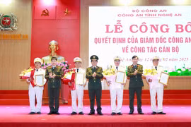 Lãnh đạo Công an tỉnh trao quyết định điều động, biểu dương 4 đồng chí Phó Trưởng Công an huyện tình nguyện đến nhận công tác và giữ chức vụ chỉ huy Công an xã. (Nguồn: Công an Nghệ An)