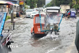 Cảnh ngập lụt sau những trận mưa lớn do ảnh hưởng của bão Wipha tại Quezon, Philippines. (Ảnh: THX/TTXVN)