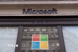 Biểu tượng Microsoft tại cửa hàng ở London, Anh. (Ảnh: Kyodo/TTXVN)