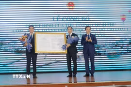 Phó Thủ tướng Trần Hồng Hà trao Quyết định của Thủ tướng Chính phủ công nhận thành phố Phú Quốc là đô thị loại I trực thuộc tỉnh cho lãnh đạo tỉnh Kiên Giang và thành phố Phú Quốc. (Ảnh: Lê Huy Hải/TTXVN)