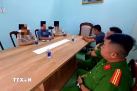 Cháu T. và người thân tại cơ quan công an. (Ảnh: TTXVN phát)