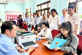 Phó Chủ tịch Quốc hội Vũ Hồng Thanh kiểm tra vận hành chính quyền 2 cấp tại xã Lục Hồn và Hoành Mô. (Ảnh: TTXVN phát)