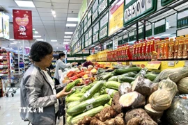 Người tiêu dùng mua sắm tại siêu thị. (Ảnh: Mỹ Phương/TTXVN)