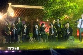 Một tiết mục biểu diễn tại chương trình “Lời tri ân - Dòng sông hoa lửa.” (Ảnh: Tá Chuyên/TTXVN)