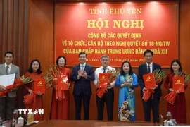 Thường trực Tỉnh ủy Phú Yên trao quyết định điều động, bổ nhiệm nhân sự. (Ảnh: Xuân Triệu/TTXVN)