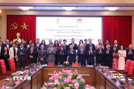 Phó Giáo sư-Tiến sỹ Lê Hải Bình, Ủy viên Trung ương Đảng, Phó Giám đốc Học viện Chính trị quốc gia Hồ Chí Minh và ông Periasamy Kumaran, Thứ trưởng Bộ Ngoại giao Cộng hòa Ấn Độ với các đại biểu. (Ảnh: Văn Điệp/TTXVN)