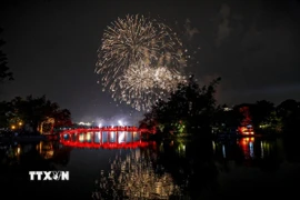 Pháo hoa rực rỡ tại Hồ Hoàn Kiếm. (Ảnh: Khánh Hòa/TTXVN)