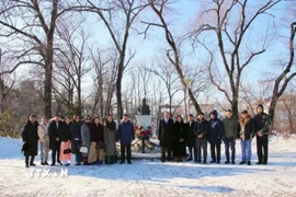 Đoàn dâng hoa tượng đài Bác tại thành phố Vladivostok. (Ảnh: TTXVN phát)