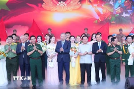 Tổng Bí thư Tô Lâm, các đồng chí lãnh đạo Đảng, Nhà nước, Bộ Quốc phòng giao lưu với các gương điển hình. (Ảnh: Trọng Đức/TTXVN)