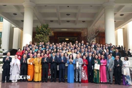 Tổng Bí thư Tô Lâm và đại biểu chụp ảnh chung với kiều bào tiêu biểu tham dự chương trình "Xuân quê hương" năm 2025. (Ảnh: Thống Nhất/TTXVN)