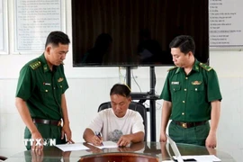 Ông Phan Văn Nhu (chủ sở hữu hợp pháp tàu cá CM 99658 TS) ký biên bản thực hiện quyết định xử phạt vi phạm hành chính của Chủ tịch UBND tỉnh Cà Mau. (Ảnh: TTXVN phát)