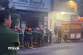 Ngôi nhà kiêm cơ sở kinh doanh của gia đình ông Nguyễn Bá C - nơi xảy ra vụ việc. (Ảnh: TTXVN phát)
