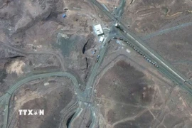 Hình ảnh do vệ tinh Maxar cung cấp ngày 19/6/2025 cho thấy các xe tải chở hàng di chuyển tại lối vào cơ sở hạt nhân Fordow ở tỉnh Qom, Iran. (Ảnh: Anadolu Agency/TTXVN)