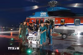 Bệnh nhân được khẩn trương đưa đến phòng phẫu thuật của Bệnh viện Quân y 175 sau khi được trực thăng vận chuyển về đất liền an toàn. (Ảnh: TTXVN phát)