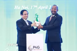 Thủ tướng Phạm Minh Chính trao biểu trưng đăng cai Hội nghị thượng đỉnh Diễn đàn Đối tác vì Tăng trưởng xanh và Mục tiêu toàn cầu (P4G) lần thứ 5 cho Thủ tướng Ethiopia Abiy Ahmed Ali. (Ảnh: Dương Giang/TTXVN)