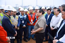 Thủ tướng Phạm Minh Chính giao nhiệm vụ cho các đơn vị thi công khu tái định cư Dự án Cảng hàng không quốc tế Gia Bình. (Ảnh: Dương Giang/TTXVN)
