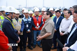 Thủ tướng Phạm Minh Chính giao nhiệm vụ cho các đơn vị thi công khu tái định cư Dự án Cảng hàng không quốc tế Gia Bình. (Ảnh: Dương Giang/TTXVN)