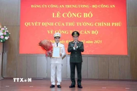 Đại tướng Lương Tam Quang, Bộ trưởng Bộ Công an trao Quyết định của Thủ tướng Chính phủ về việc bổ nhiệm Thiếu tướng Đặng Hồng Đức, Ủy viên Đảng uỷ Công an Trung ương, Chánh Văn phòng Bộ Công an giữ chức vụ Thứ trưởng Bộ Công an. (Ảnh: TTXVN phát)