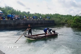 Lực lượng chức năng tìm nạn nhân. (Ảnh: TTXVN phát)