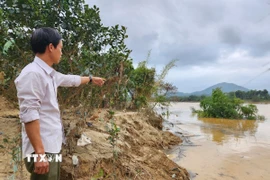 Khu vực sạt lở ven sông Hương, do ảnh hưởng các đợt mưa lũ lịch sử. (Ảnh: Mai Trang/TTXVN)