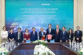 Đại diện lãnh đạo của Siemens Mobility và VinSpeed trao biên bản ghi nhớ hợp tác.