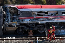 Lực lượng cứu hộ khắc phục hậu quả vụ tai nạn tàu cao tốc ở Cordoba, Tây Ban Nha ngày 20/1/2026. (Ảnh: THX/TTXVN)